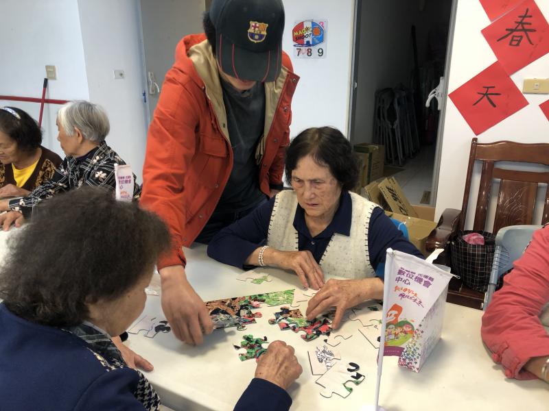 學員們體驗三媽卡拼圖
