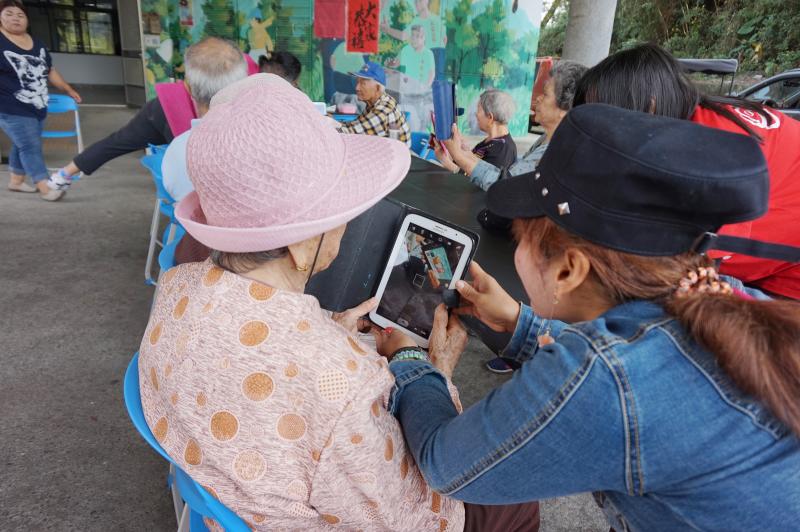 永安社區新住民與阿嬤學習平板電腦拍照