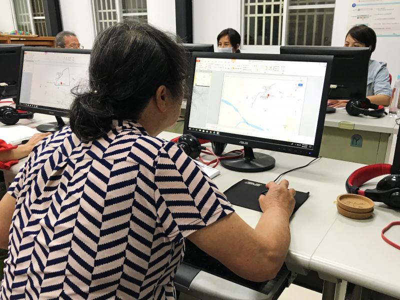學員練習使用軟體的曲線工具繪製地圖路線。