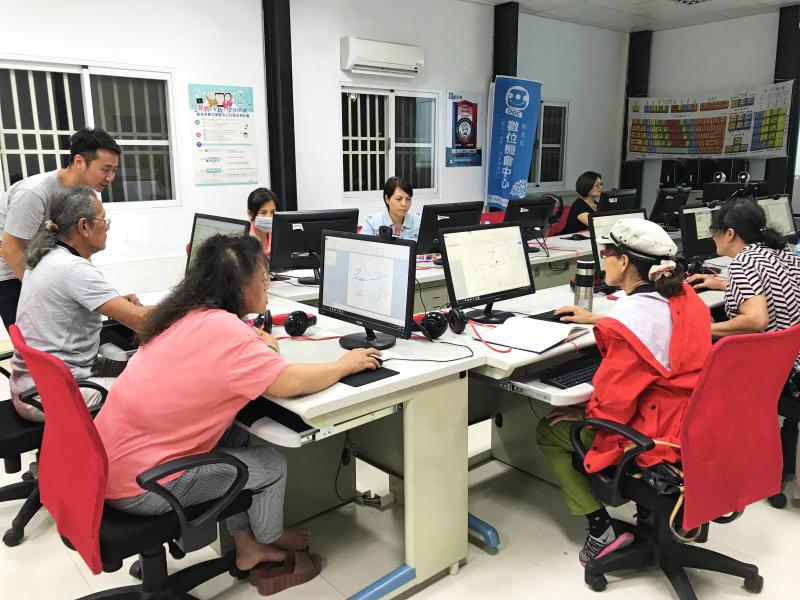學員們認真練習繪製地圖，有問題馬上請講師解惑。