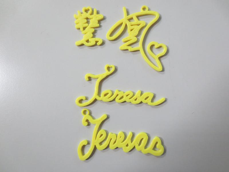 學員設計中文及英文的名牌吊飾。