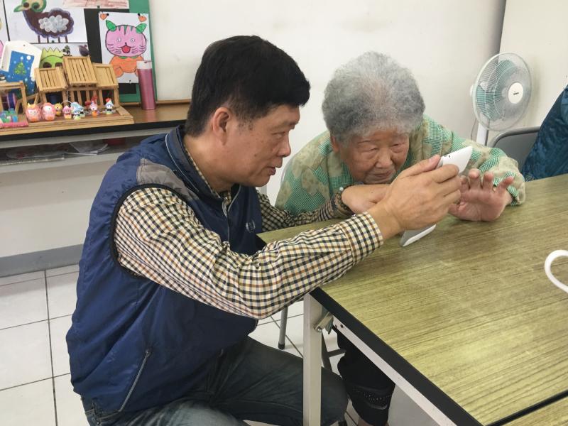 婆婆媽媽暖圖有夠讚課程，講師與學員互動良好，快樂學習。