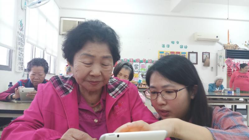 婆婆媽媽暖圖有夠讚，講師對學員個別指導，學員開心學習。