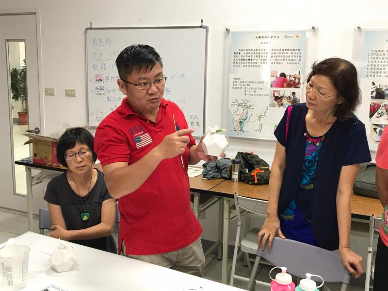 老師認真講解做個性化圖案