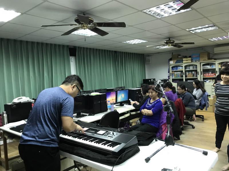 講師一一播放各組的作品 ,並說明各優缺點~