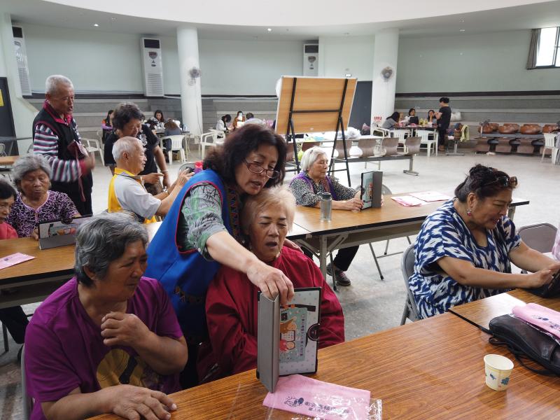 資深志工協助學員上課