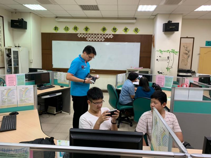 講師介紹虛擬實境器材