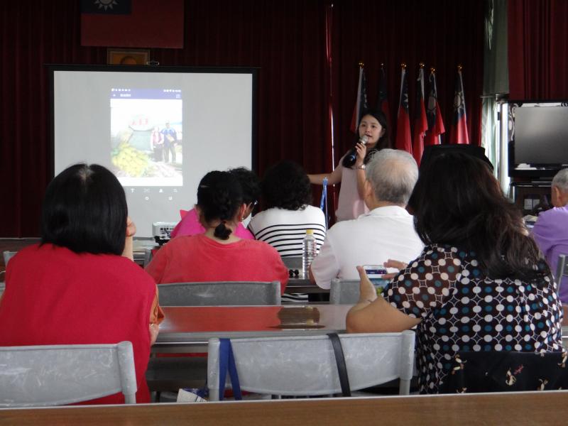 學員聽從講師講解，下載疊影APP，進行轉印前置作業。