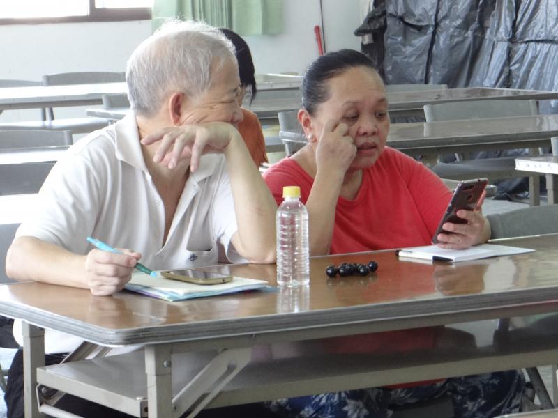 夫妻檔學員， 互相討論疊影製圖，方能設計屬於自己的專屬圖案。