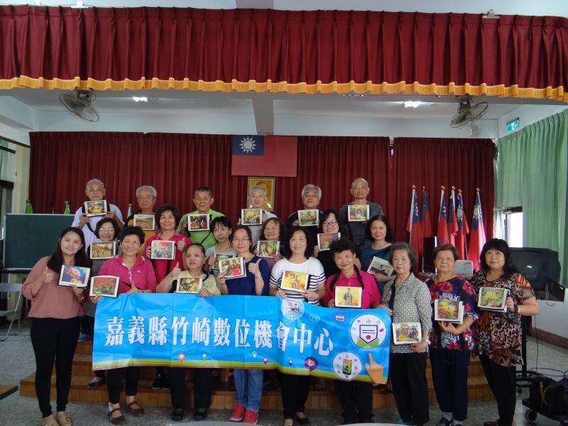 講師及學員們帶著轉印好的小書包大合照一張。