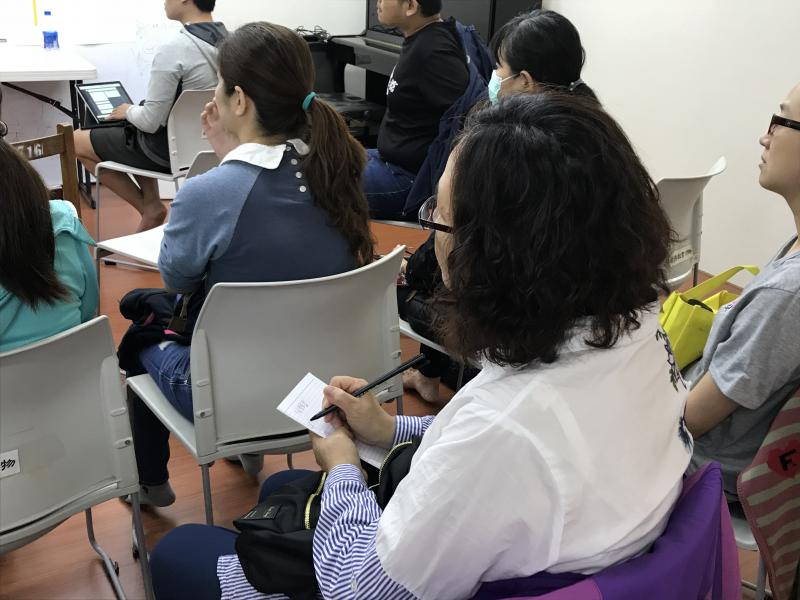 學員勤作筆記，記下攝影重點