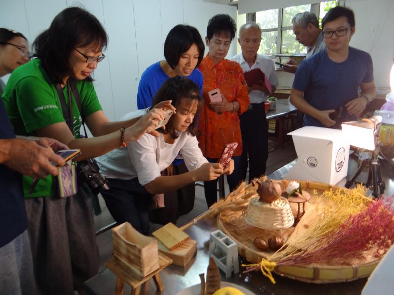 學員實作，攝影小農產品。
