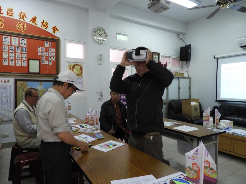 講師將VR眼鏡舉於眼前告知學員如何使用VR眼鏡。