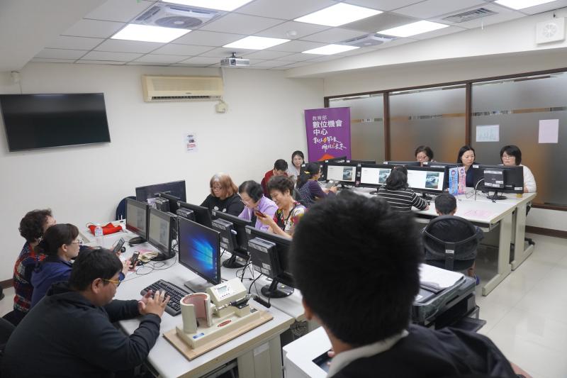 講師正於自身的電腦桌前講解修圖軟體的操作說明，用於之後熱轉印馬克杯時需要用到的圖案。