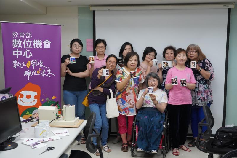 學員們帶著滿心歡笑，手握自己熱轉印的馬克杯，擺在前方一同合影。