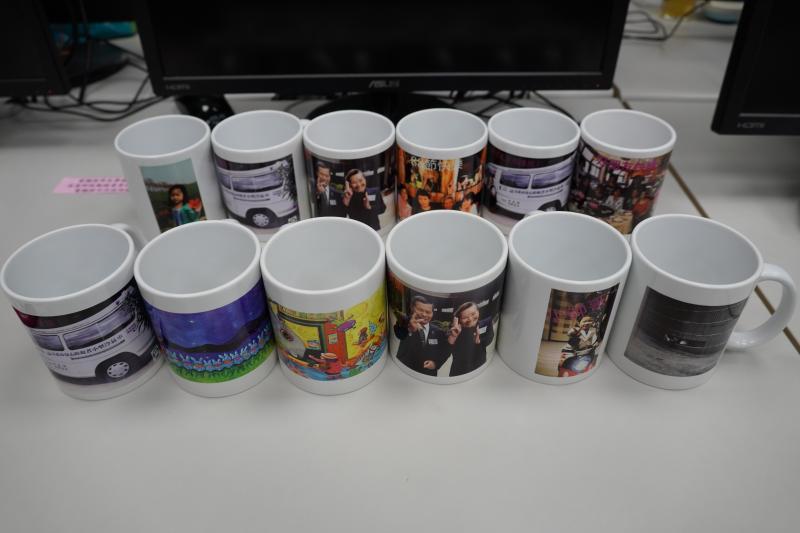 十二個學員完成熱轉印的馬克杯，以前後六個的方式呈現在前方，圖案有機車、汽車、小孩子或與他人的合照等。