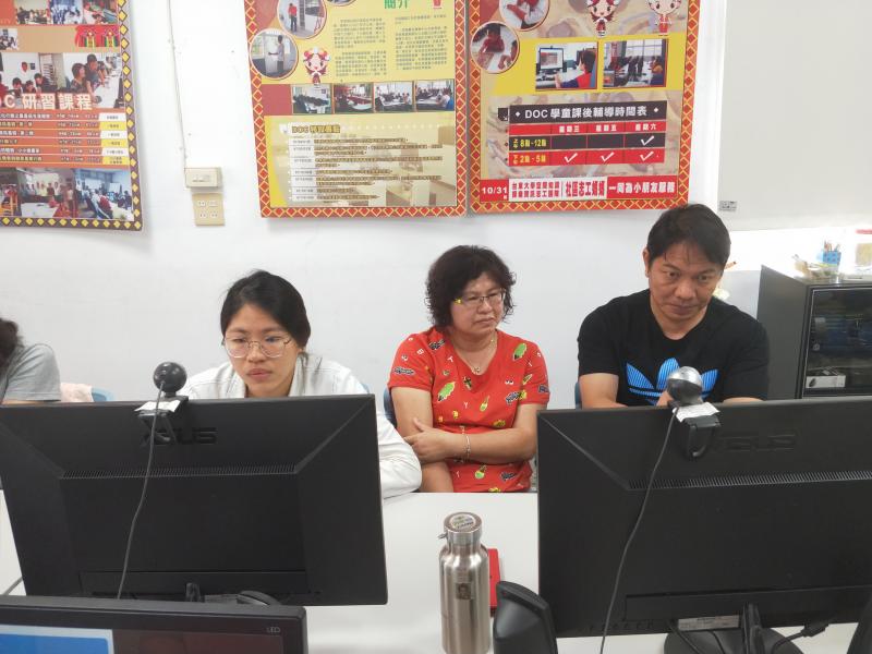 老師逐一仔細操作，讓不熟悉軟體的新成員也能跟上進度