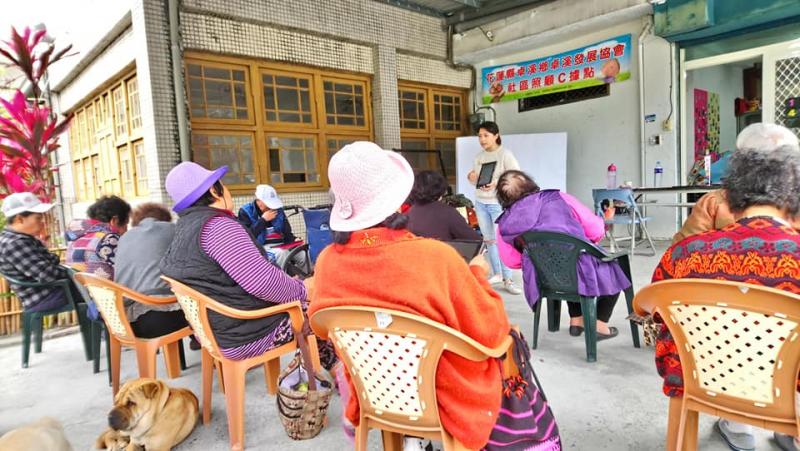 卓溪中正天主堂，第一次來開課的地點。長者們大家都興奮也開心，講師也專注的拿著平板授課。