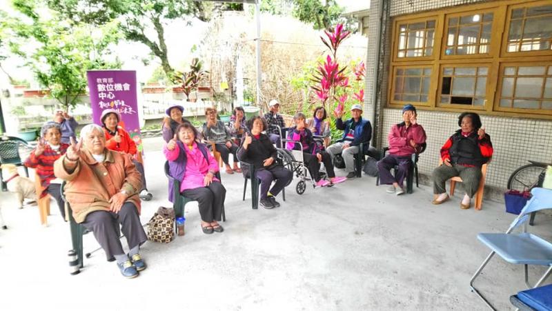 課程結束後，學員們很滿意這次的學習，對著鏡頭比出讚。