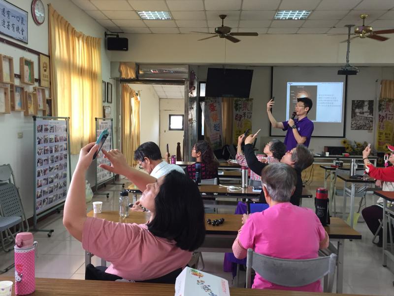 結束上半場原子能的課程後，下半場的APP物理課接著帶大家航向宇宙，透過手機下載｢Sky Walk 2｣來觀星，找出最亮的天狼星，所有的星星都繞著北極星轉動；每個人都陶醉地拿著手機轉動著不同的位置，跟著老師探索宇宙星空。