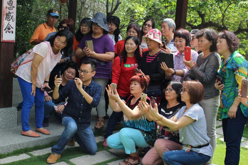 學員認真聽老師講要注意的細節