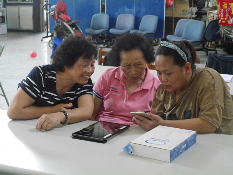 駐點人員怡琳教導北山里的學員們如何使用手機和平板
