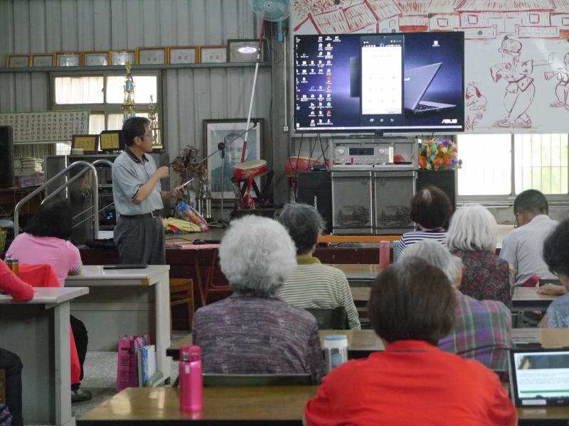 北山里的長者們正專心學習如何使用手機設定WIFI
