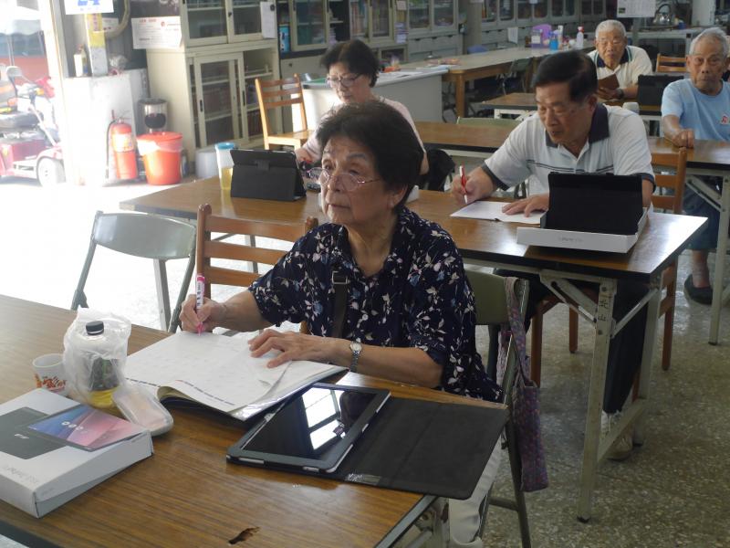 北山里的學員拿出筆記認真記下操作設定的步驟