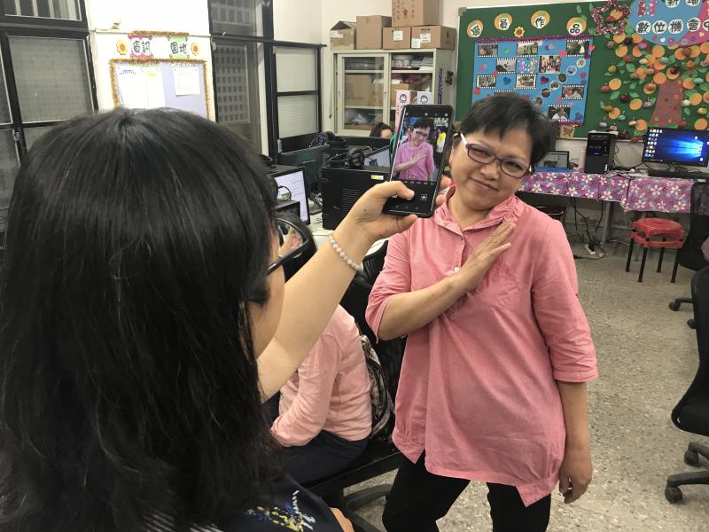 老師正在教學員拍攝照片的技巧，喜、怒、哀、樂各種表情的變化都可以是LINE貼圖的素材。