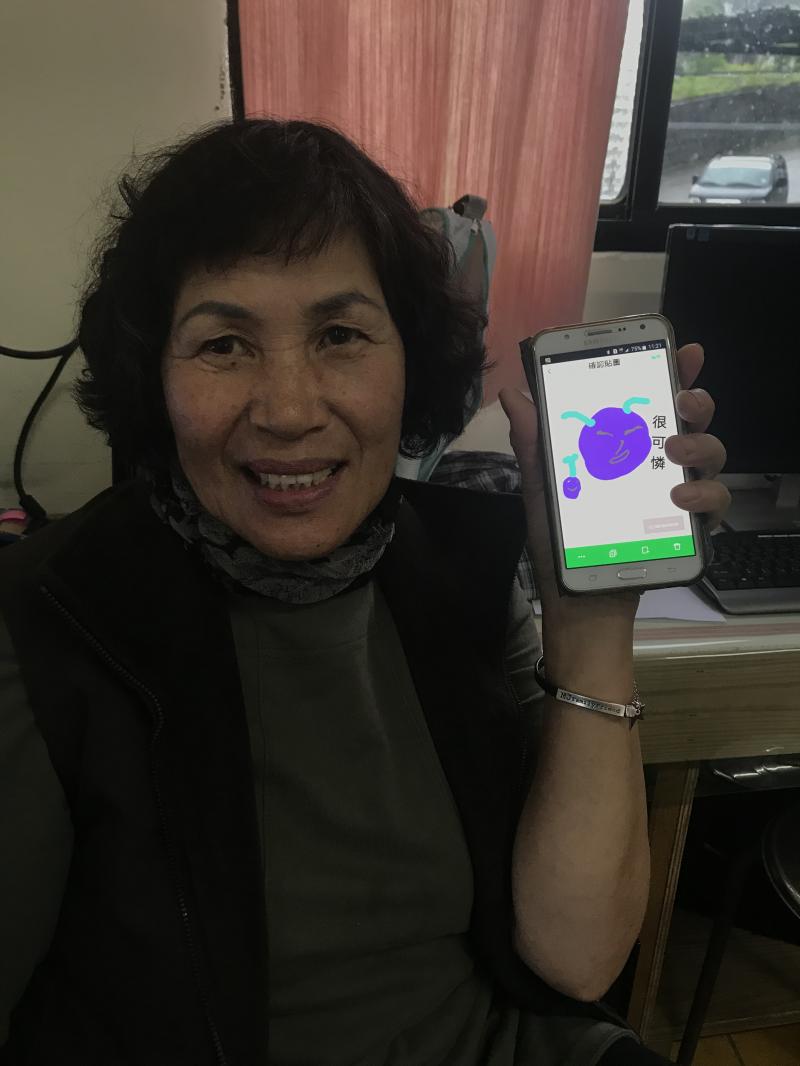 學員利用LINE拍貼APP進行手繪貼圖創作。