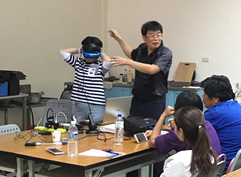 講師示範如何穿戴VR設備