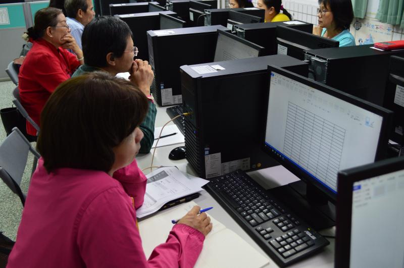 學員專心寫筆記