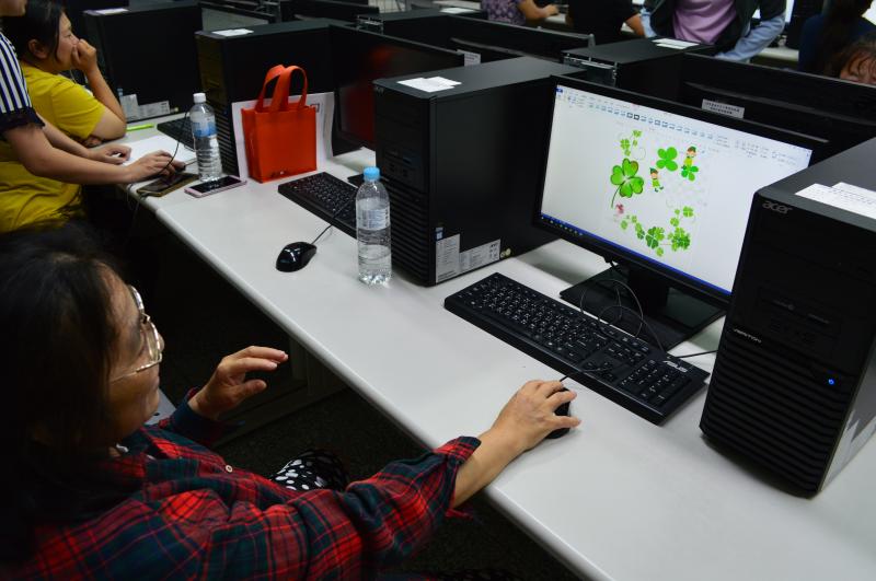 學員正在製作自己的作品