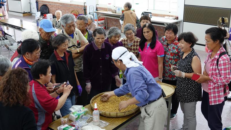 蔡老師教中平社區的學員如何辨識黃豆熟度