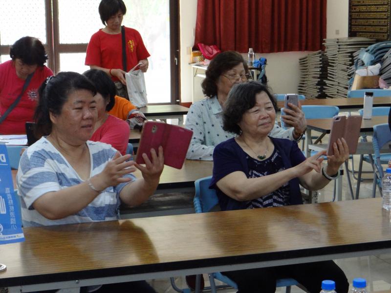 課程開始，講師指導學員如何進行自拍。