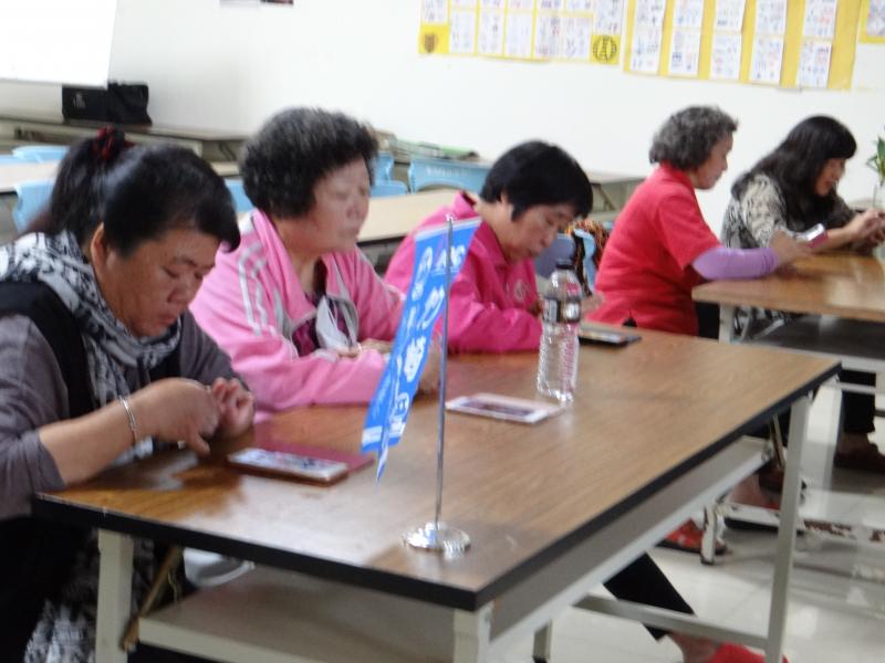 大家都很認真在美編自己照片讓這些年長者不用化妝，也能拍出美美的照片。