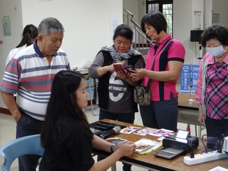 學員們手機下載雲端列印APP，自己的照片，自己輸出喔！