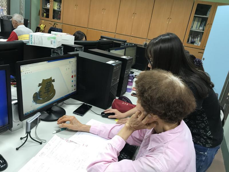 講師正在指導同學操作3D建模軟體