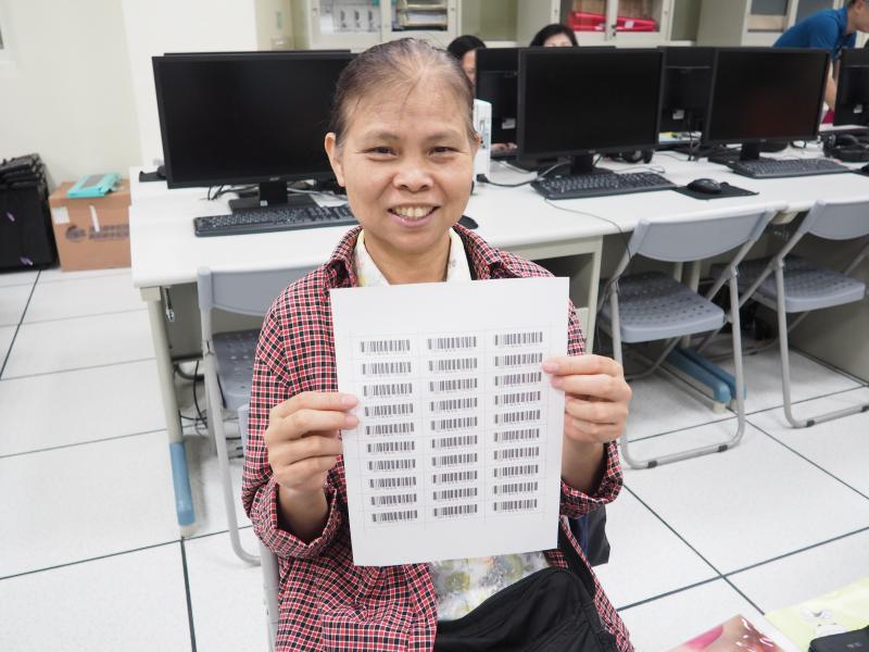 桂琴在課程中列印出來的專屬個人手機條碼