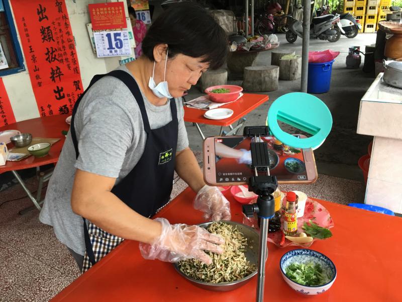 課程教學員如何以料理，拍出好照片，也搭配直播，分享滇緬料理。