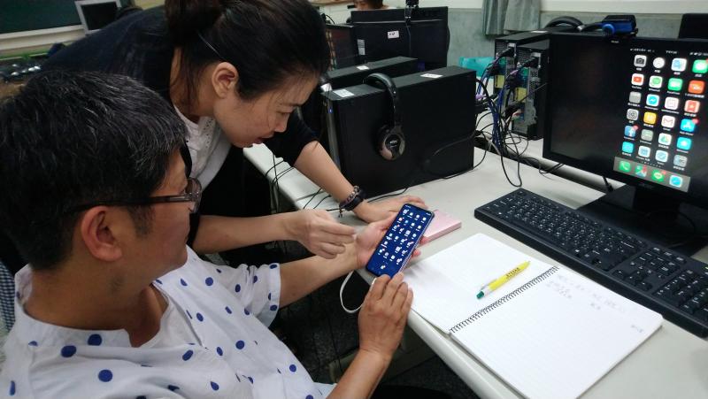 講師協助學員操作