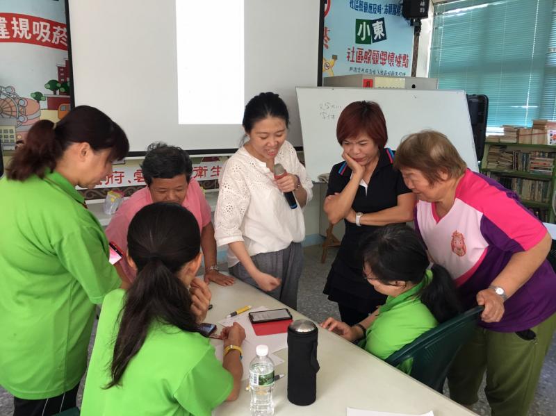 大家一起研究其他學員的手機