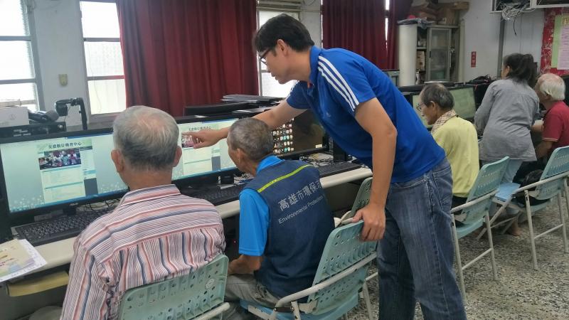 指導學員操作電腦