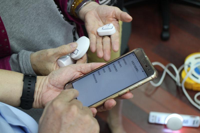 講師教導學員設定智能家電