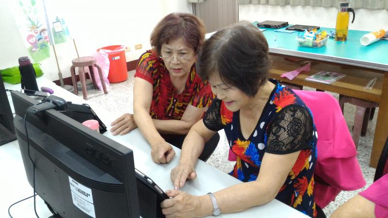 以平板拍攝土庫老街特色景點、美食