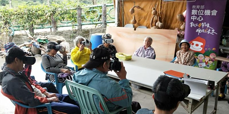 在講師的協助下，學員各自拿到了VR眼鏡並且戴在頭上，長輩們影像的狀況，開始搖頭晃腦了起來。