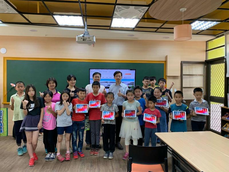 永和國小學生與老師大家一起合照