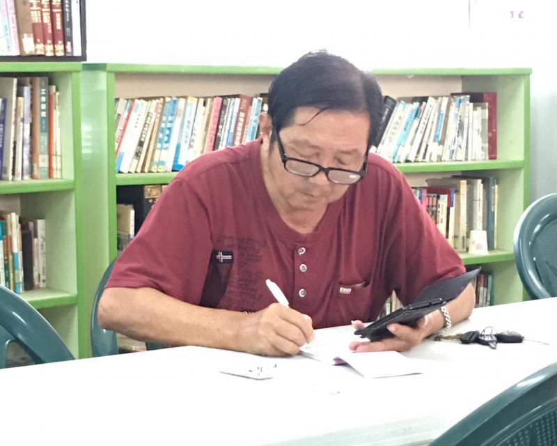 行動DOC-數位E生活-學員認真抄寫筆記