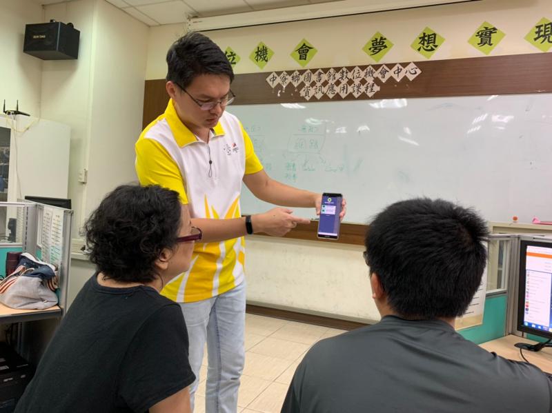 學員看講師如何操作LINE@