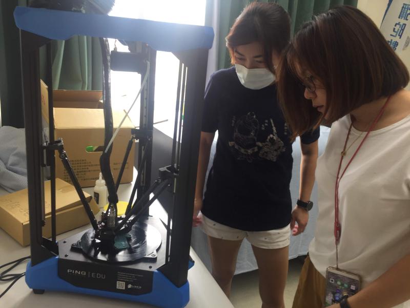 學員好奇地看著3D列印機的運作
